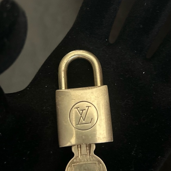 Louis Vuitton 200 series Lock & Key #213 - Picture 3 of 5